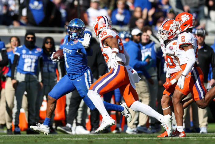 Dec 29, 2023; Jacksonville, FL, USA; Kentucky Wildcats running back Ray Davis (1) runs with the ball against the Clemson tigers in the first quarter during the Gator Bowl at EverBank Stadium. Mandatory Credit: Nathan Ray Seebeck-USA TODAY Sports